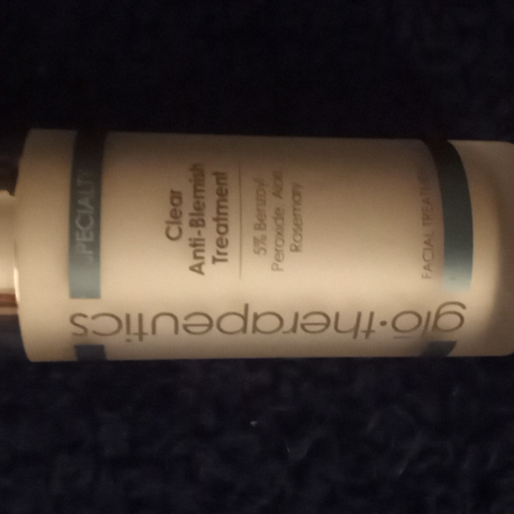 Glo Therapeutics clear anti blemish treatment